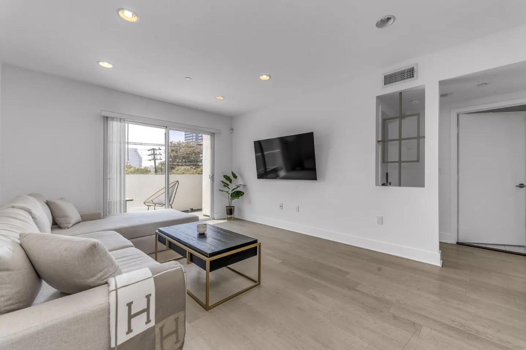 Luxury & Modern 3 Bedroom & 3 Bathroom Penthouse In Santa Monica With Free Parking Apartment