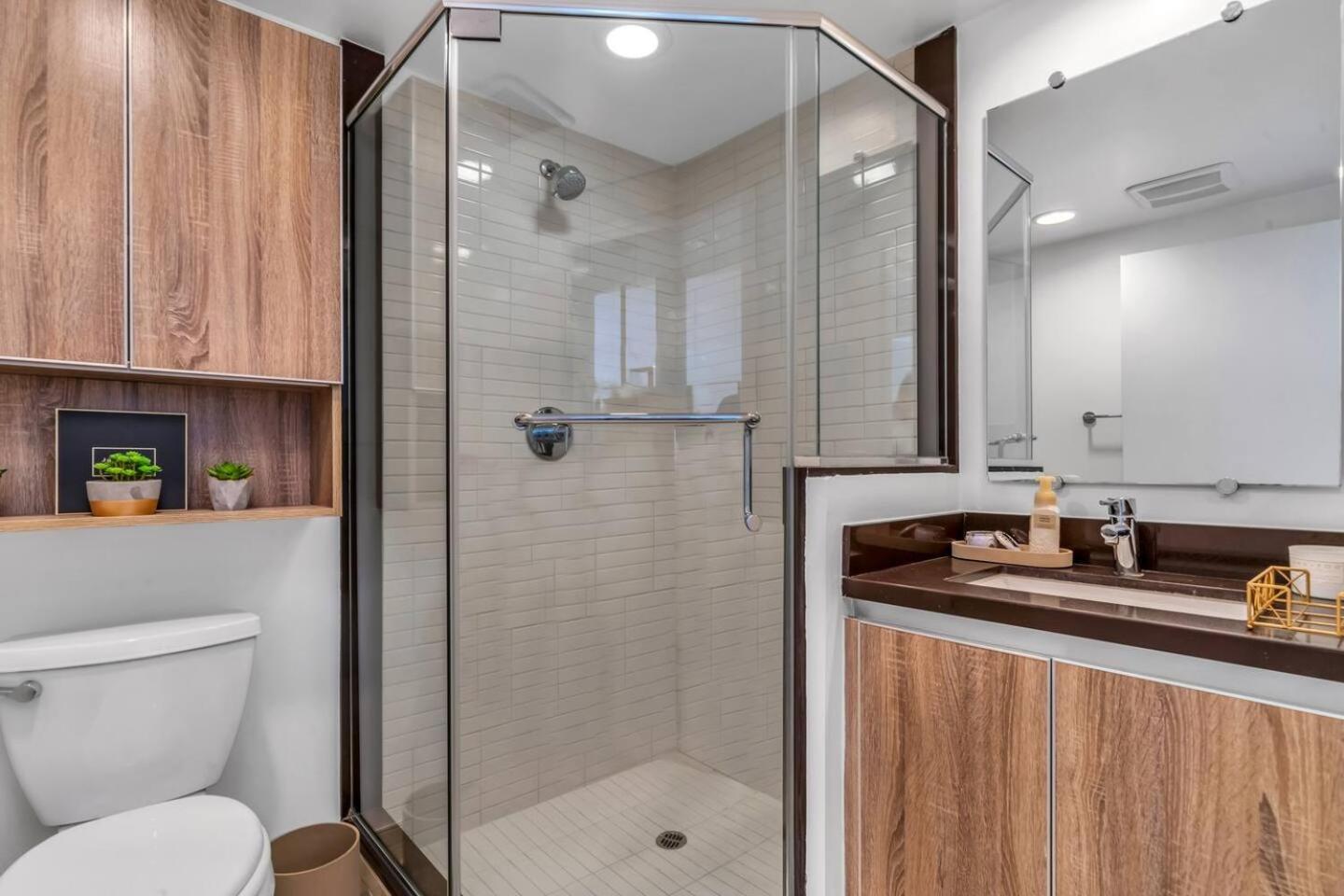 Luxury & Modern 3 Bedroom & 3 Bathroom Penthouse In Santa Monica With Free Parking Apartment *