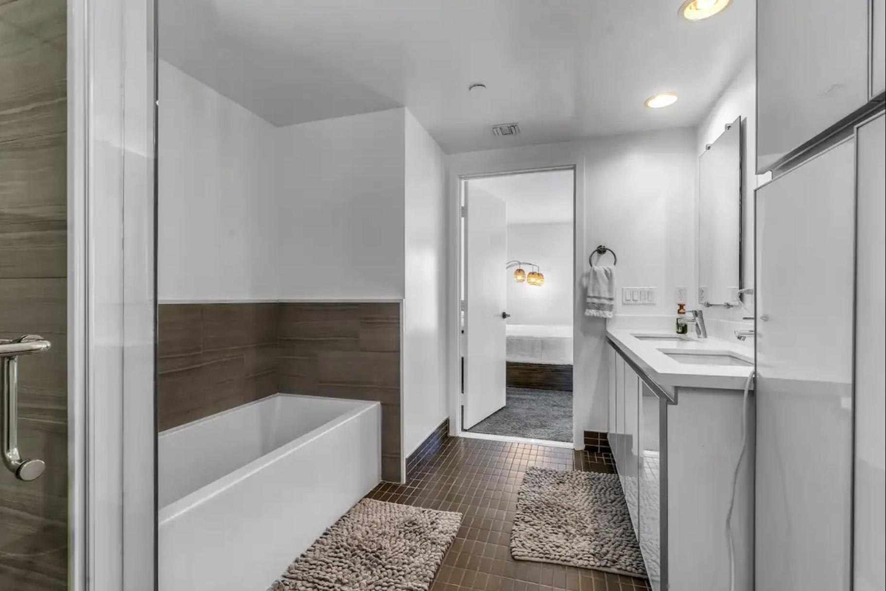 Apartment Luxury & Modern 3 Bedroom & 3 Bathroom Penthouse In Santa Monica With Free Parking *