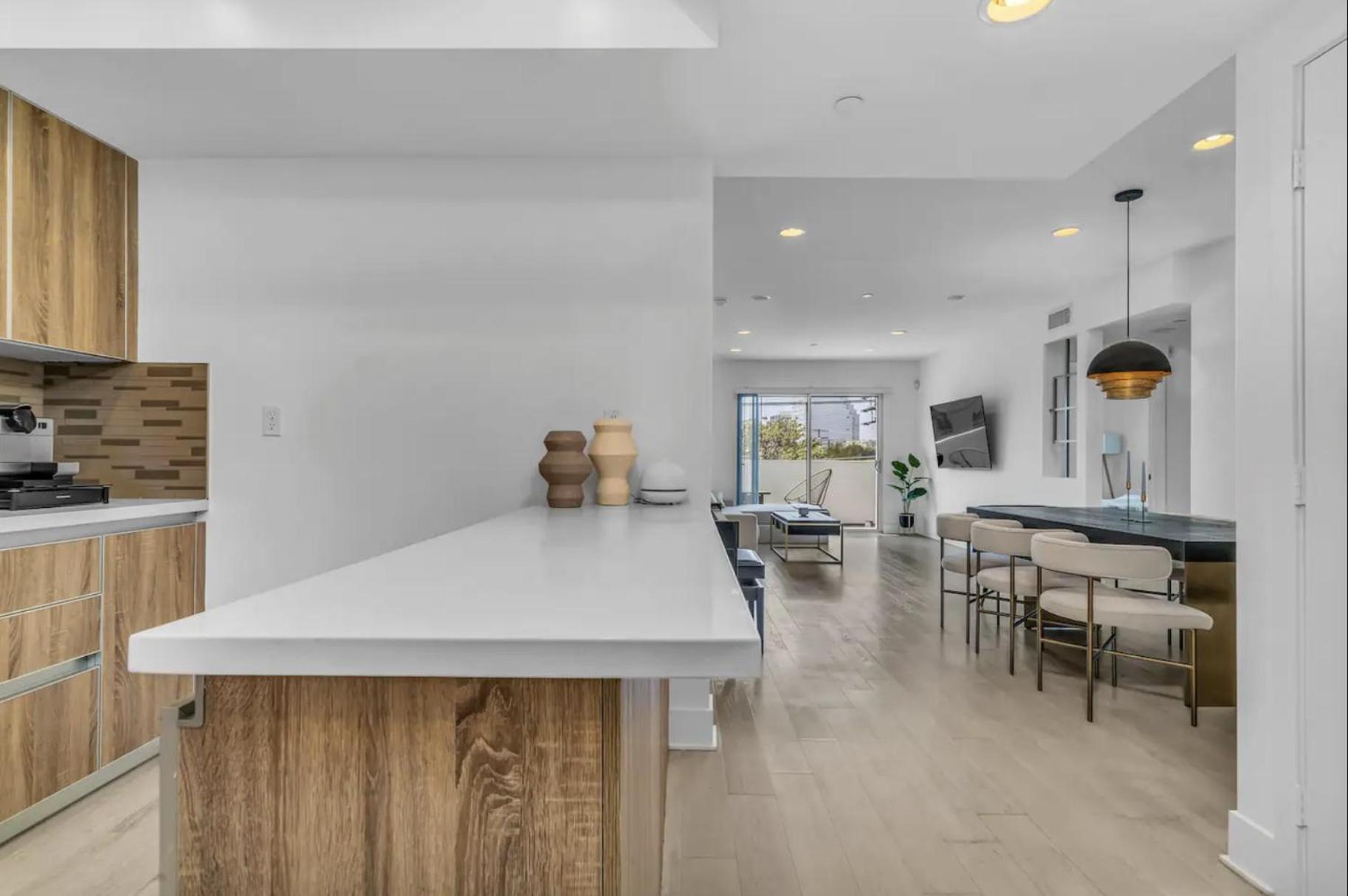 Luxury & Modern 3 Bedroom & 3 Bathroom Penthouse In Santa Monica With Free Parking Apartment Los Angeles