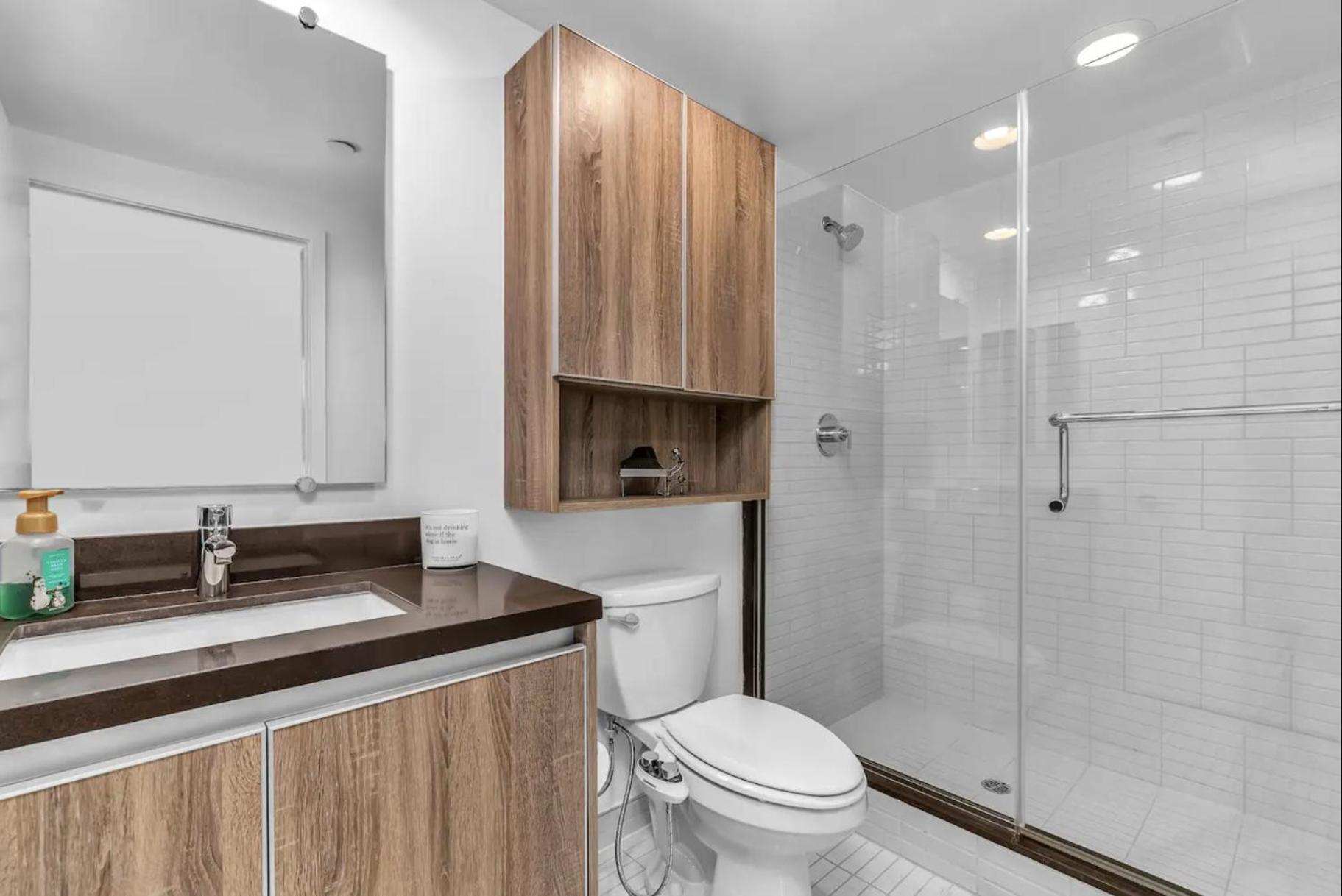 Apartment Luxury & Modern 3 Bedroom & 3 Bathroom Penthouse In Santa Monica With Free Parking Los Angeles