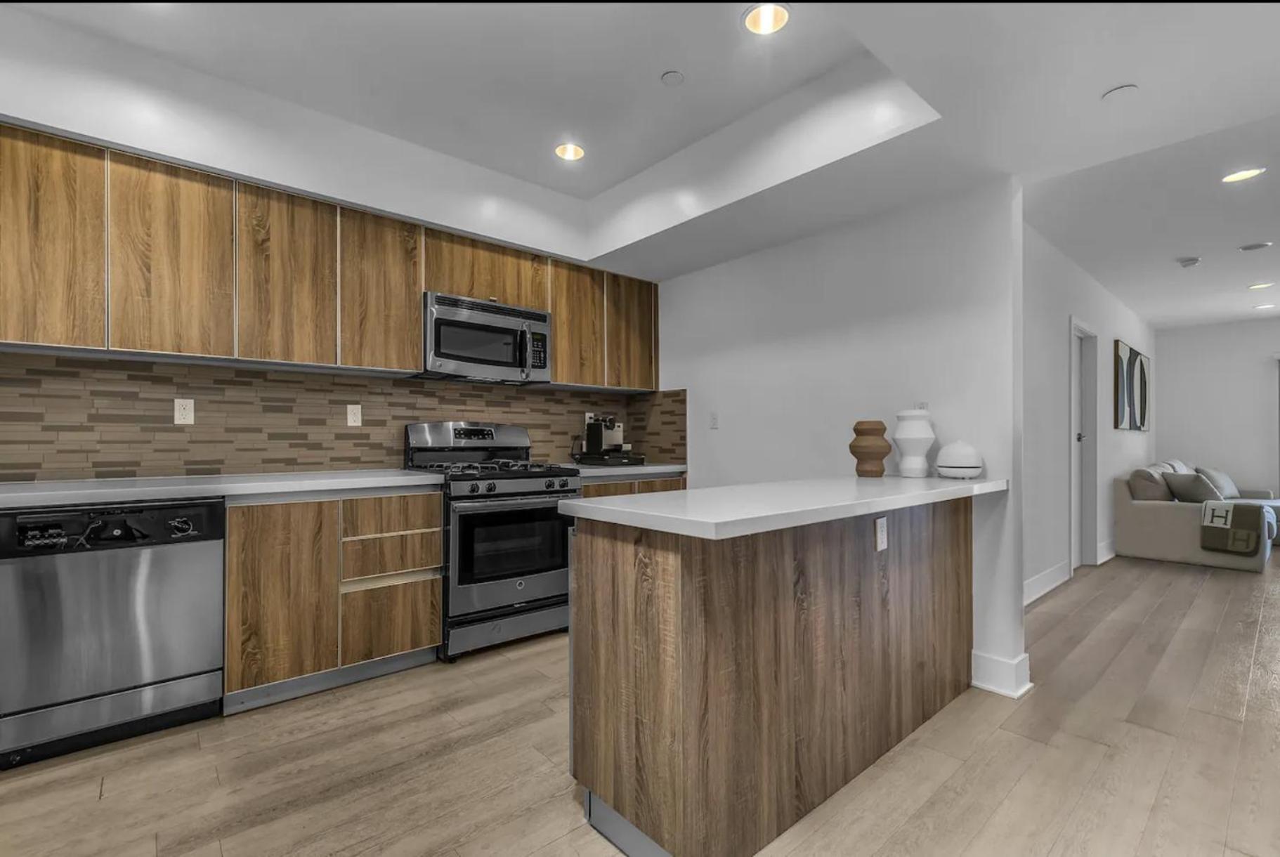 Apartment Luxury & Modern 3 Bedroom & 3 Bathroom Penthouse In Santa Monica With Free Parking Los Angeles